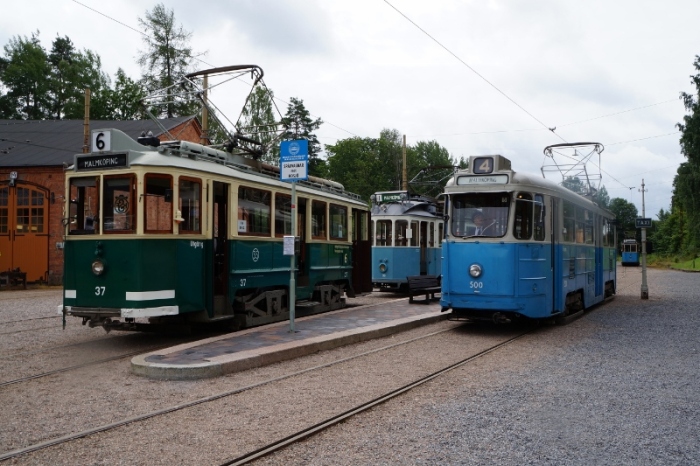 Museispårvägen Malmköping, på spårvägstorget i Malmköping inväntar tre vagnar dagens trafikstart
